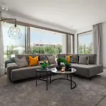 Arya Paralimni