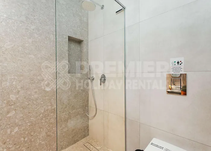 Arya ヴィラ パラリムニ